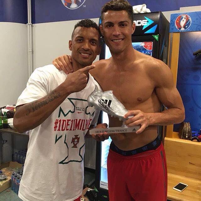 Cristiano Ronaldo gave his Silver boot award as a gift to Luis Nani after the final (Photo)
