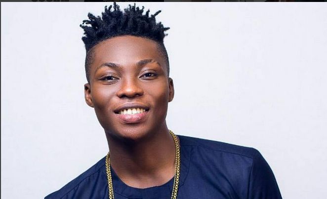 Checkout This Video Of Reekado Bank & His Friends Dancing On 3rd Mainland Bridge