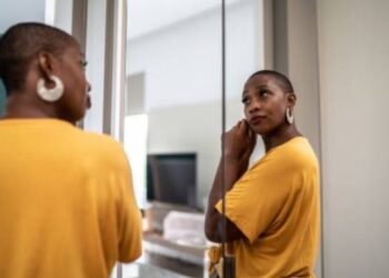 Here’s why we look attractive in the mirror but ugly in photos