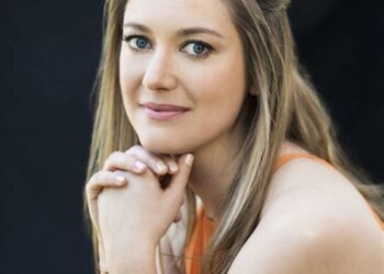 Zoe Perry Net Worth; How Rich is zoe Perry?